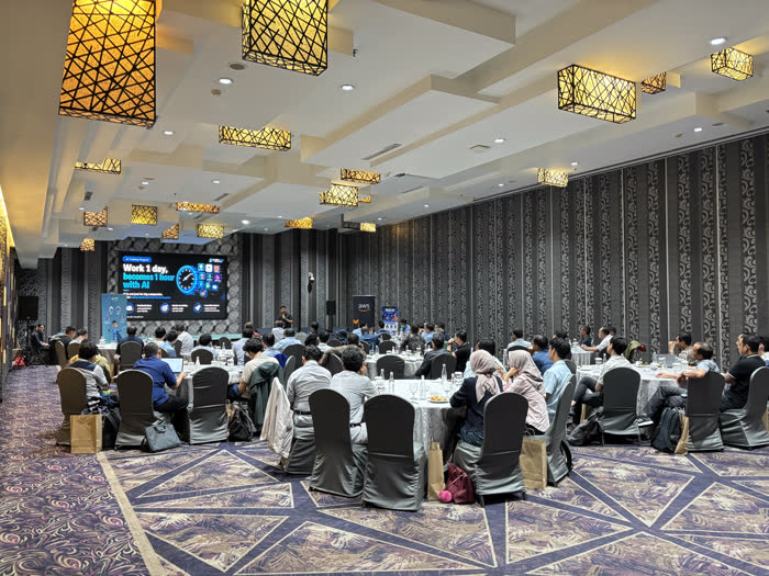 Seminar AI Training Ragdalion bersama AWS di hadapan ratusan peserta korporat
