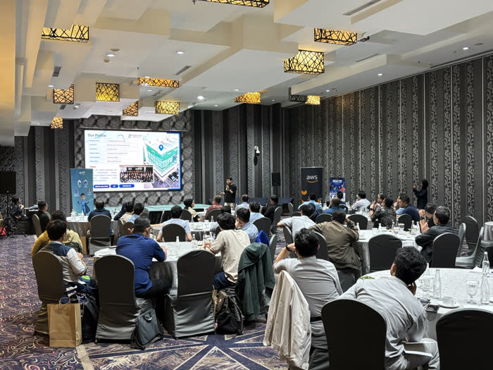 Presentasi company profile Ragdalion Technology di depan peserta seminar