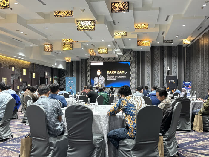 Director of Marketing Ragdalion menjadi pembicara di depan peserta seminar