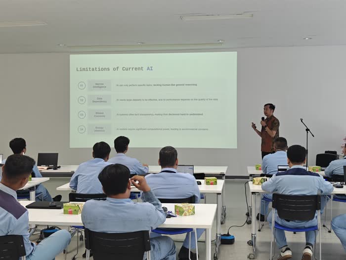 Trainer Ragdalion memaparkan batasan AI kepada tim produksi pabrik di Jepang