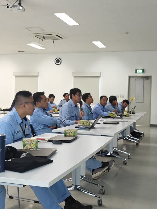 Diskusi interaktif tim produksi pabrik Jepang saat sesi training AI