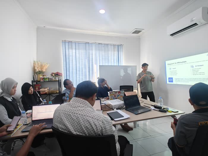 Demo AI menyusun laporan otomatis dalam hitungan menit di sesi training klien