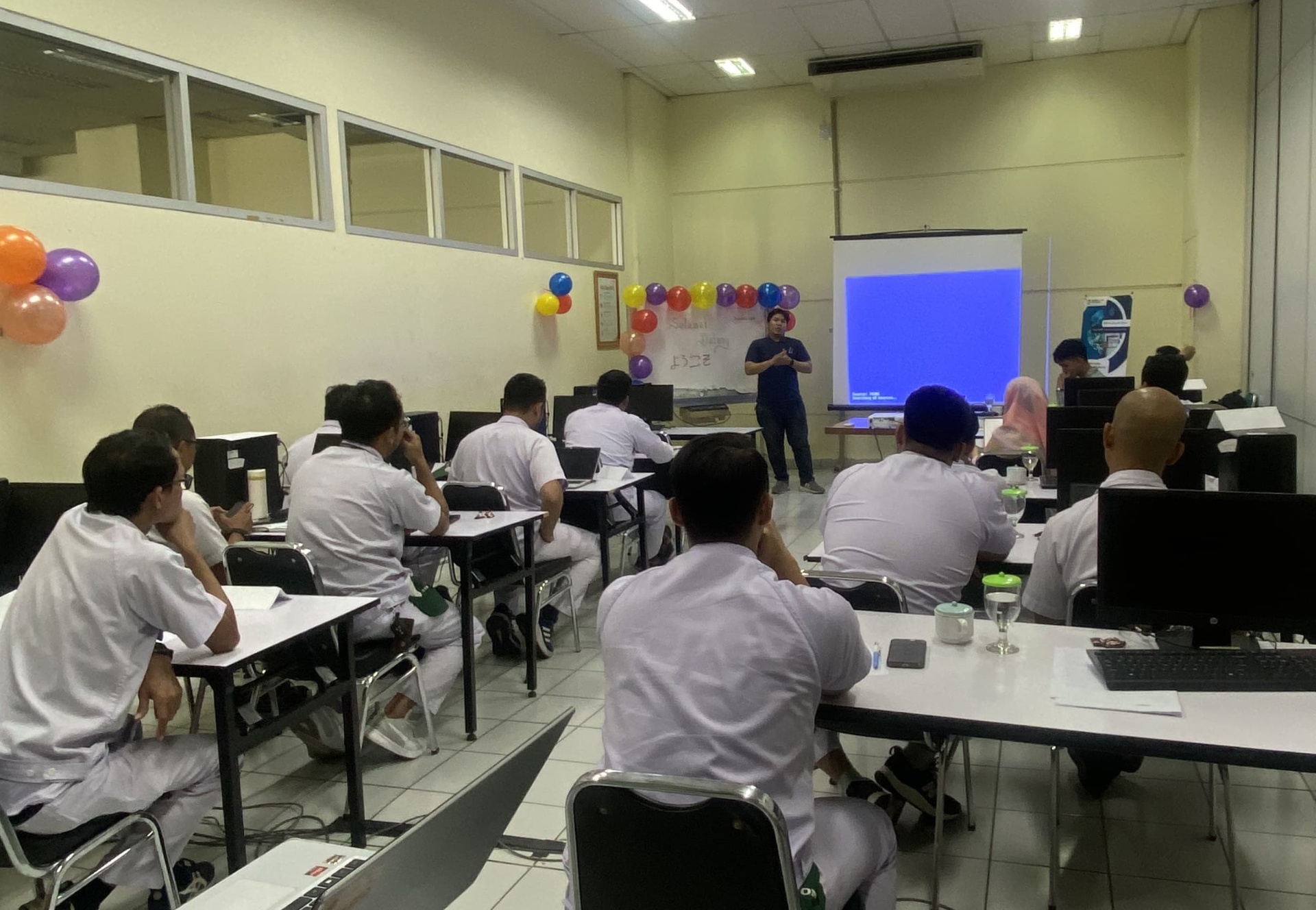Sesi pelatihan AI Ragdalion on-site di klien manufaktur — peserta plant & engineering
