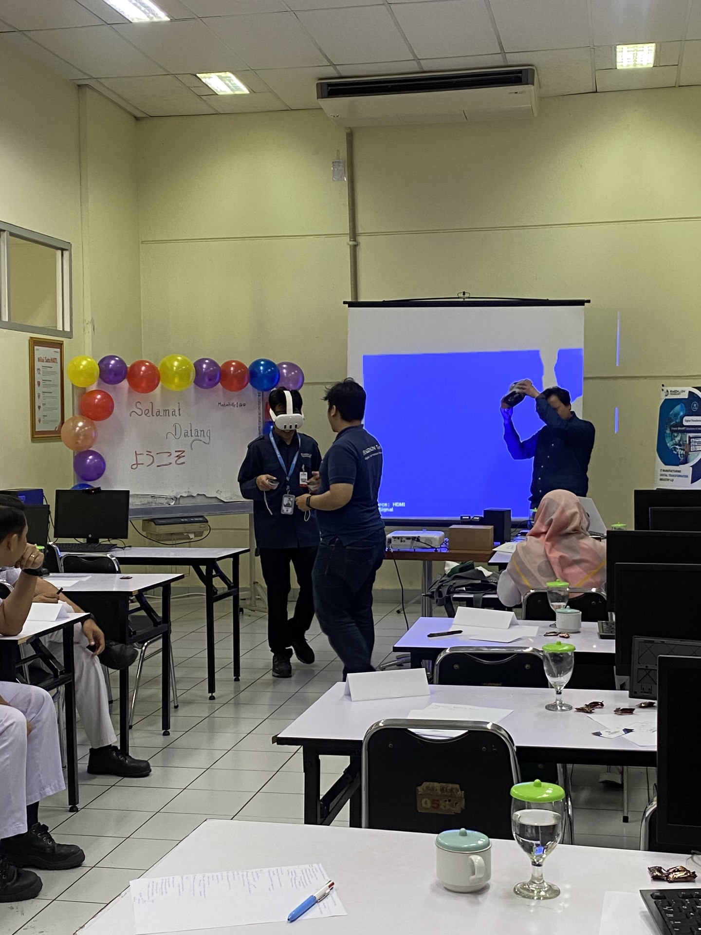 Peserta training Ragdalion mencoba perangkat AR/VR untuk simulasi industri